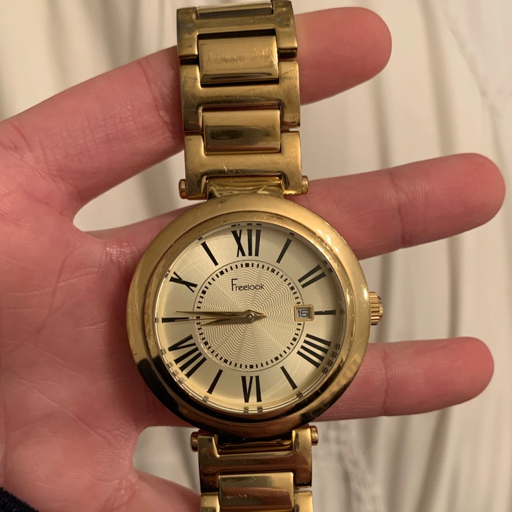 Freelook large circle gold watch
